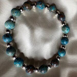 bracelet features a striking combination of blue-green marbled gemstone beads